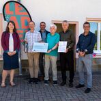 &Uuml;bergabe des Zuwendungsbescheids durch Landrat Carsten Michaelis an Vertreter der Gemeinde vor der Kirche