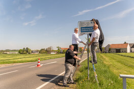 Landrat Carsten Michaelis, Bürgermeister Tobias Bär und Gemeinderat Enrico Stritzl enthüllen das letzte Willkommensschild. 