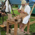 Ein Töpfer zeigt seine Handwerkskunst in der Miniwelt in Lichtenstein