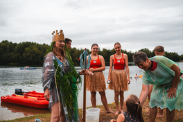 Neptun und seine Helferinnen vom DRK bei der Taufe