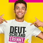 Foto einer Person, auf deren wei&szlig;em T-Shirt "Deutschland trennt" steht.