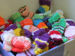 von vielen fleißigen Händen gestrickte Söckchen