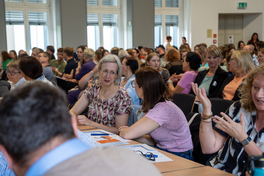 Teilnehmerinnen unterhalten sich angeregt zur Er&ouml;ffnungsveranstaltung des Jugendhilfetages in der Wests&auml;chsischen Hochschule Zwickau