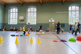Die Kleinsten haben beim Start des Projektes Sportzwerge in der Turnhalle in Zwickau viel Spaß.