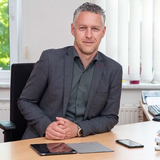 Landrat Carsten Michaelis am Schreibtisch