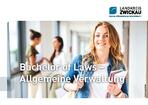 junge Frau mit Umhängebeutel und Schreibmappe unterm Arm läuft im Flur auf den Betrachter zu, im Hintergrund zwei Frauen im Gespräch - Text Bachelor of Laws - Allgemeine Verwaltung