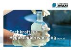 Hände in Schutzhandschuhen halten eine Glasflassche mit einer Wasserprobe - Text Fachkraft Hygieneüberwachung