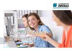 zwei junge Frauen im Vordergrund reichen eine Mappe weiter, junger Mann im Hintergrund 