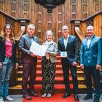 v. l.: Andrea Kn&uuml;pfer (Restauratorin), Carsten Michaelis (Landrat Landkreis Zwickau), Regina Kraushaar (S&auml;chsische Staatsministerin f&uuml;r Infrastruktur und Landesentwicklung), Carsten Ehrig (Gesch&auml;ftsf&uuml;hrer Tourismus und Sport GmbH), J&ouml;rg G&ouml;tze (B&uuml;rgermeist