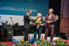 Anette Heymann wurde die Sportplakette verliehen (v. l. n. r. André Hardt, Anette Heymann, Carsten Michaelis).