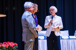 Moderatorin und Angelika H&ouml;lzel zeichnen Sportler aus