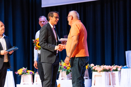 Beigeordneter Mario Müller zeichnete Gerhard Wagelöhner mit der Sportplakette aus