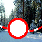 Auf dem Bild zu sehen Wald mit Sperrschild