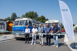 Torsten Stanko vom Landesamt für Straßenbau und Verkehr, Bürgermeister Daniel Röthig, Landrat Carsten Michaelis, Anwohner Heiko Wolf und Torsten Wagenknecht von der VSTR GmbH Reichenbach bei der symbolischen Freigabe mittels Banddurchschnitt