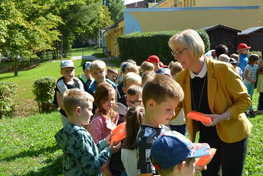 Beigeordnete Angelika Hölzel überreicht den Schulanfängern eine Warnweste als Präsent