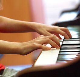 H&auml;nde, die Klavier spielen