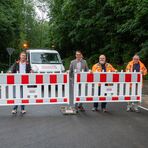 Frank Leppelmeier, Mario M&uuml;ller, Sandro Wichmann und Dieter D&auml;hn entfernen die letzte Bake und geben die Stra&szlig;e wieder f&uuml;r den Verkehr frei.