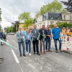 Freigabe der Straße mit Banddurchschneiden durch v. l.: Bürgermeister Jörg Schmeißer, Dezernentin Birgit Jantsch, Beigeordneter Mario Müller, Stadtwerke-Geschäftsführer Patrick Kühni, AZV-Vertreter J. Krey und RZV-Vertreter Holger Haberkorn