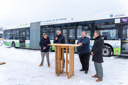 Landrat Carsten Michaelis, Oberb&uuml;rgermeister S&ouml;ren Kristensen und weitere Personen vor einem neuen Bus bei Winterwetter