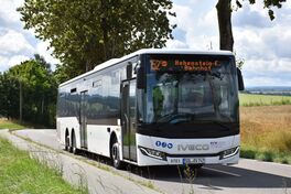 Ein PlusBus des Regionalverkehrs Westsachsen fährt auf einer Straße