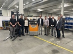 v. l. n. r. Marcel Kuczyk und  Sebastian Scheffler (Ausbilder/Trainer bei Schnellecke Logistics Sachsen GmbH), Elke Merkel (Betriebsrätin bei Schnellecke Logistics Sachsen GmbH), Torsten Spranger (Geschäftsführer Regionalkammer Zwickau der IHK Chemnitz), 