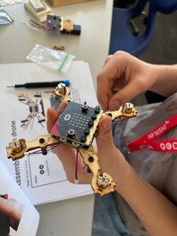Sch&uuml;ler beim Bauen einer Drohne