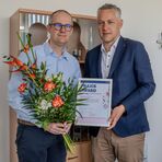 Geschäftsführer Thomas Urbanski erhielt von Landrat Carsten Michaelis die Auszeichnungsurkunde und das SchauRein-Siegel